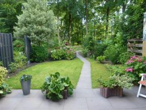 ビッディングハイゼンにあるVakantiehuis Veluwemeer House 40の庭花園