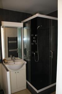 La salle de bains est pourvue d'un lavabo et d'une douche. dans l'établissement L"avence, à Vence