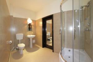 Koupelna v ubytování Hotel Stavilar + 37 fotografií