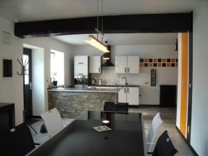 cocina y sala de estar con mesa y sillas en au clair de lune, en Mehun-sur-Yèvre
