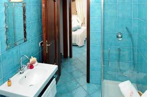 bagno blu con lavandino e doccia di Mirtillo by Amalfivacation a Minori