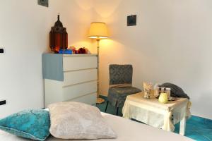 una camera con letto, tavolo e sedia di Mirtillo by Amalfivacation a Minori