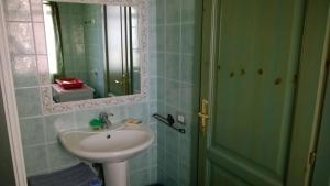 un baño con lavabo y espejo en Casa Vacanza La volpe, en Budoni