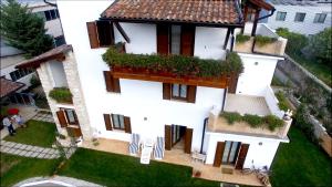 an aerial view of a white house with plants at Le Cicogne in Rovereto
