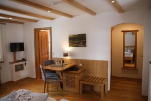 Zimmer mit einem Holzschreibtisch und einem Stuhl in der Unterkunft Pension Schusterpeter in Bad Tölz