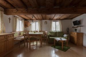 eine Küche und ein Esszimmer mit einem Tisch und Stühlen in der Unterkunft Ferienwohnung Rehkoglgut in Bad Goisern