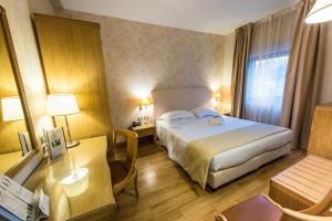 Кровать или кровати в номере Hotel Touring