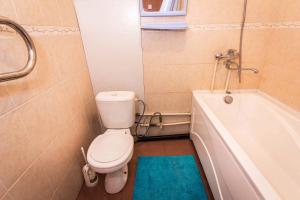 布祖盧克的住宿－Microrayon 2 Dom 8，一间带卫生间和浴缸的浴室