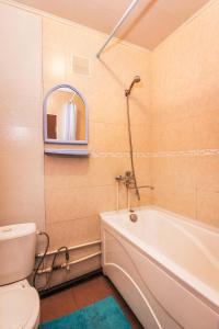 布祖盧克的住宿－Microrayon 2 Dom 8，带浴缸、卫生间和盥洗盆的浴室
