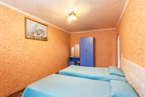 ブズルクにあるMicrorayon 2 Dom 8のオレンジ色の壁の客室内のベッド2台