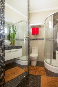 W łazience znajduje się toaleta i przeszklony prysznic. w obiekcie Foxy's Beach Resort w mieście San Vicente