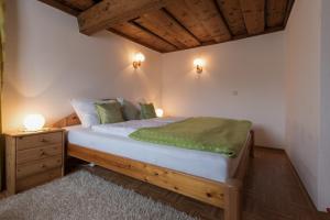 1 dormitorio con cama de madera y mesita de noche en Ferienwohnung Rehkoglgut, en Bad Goisern