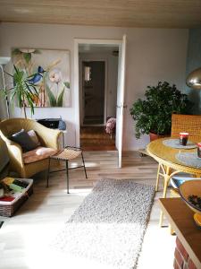 a living room with a table and chairs at Gartenblick in Zingst