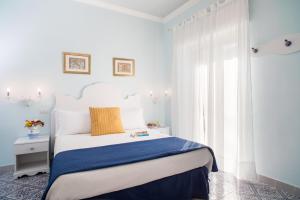 Postel nebo postele na pokoji v ubytování Hotel Villa Nefele
