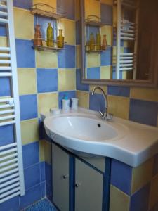 un baño con lavabo y espejo en Villa Ateni, en Gavrion