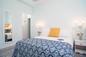 Postel nebo postele na pokoji v ubytování Hotel Villa Nefele