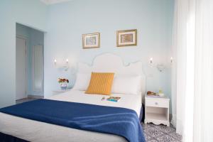 Postel nebo postele na pokoji v ubytování Hotel Villa Nefele