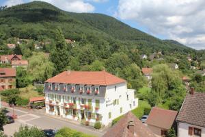 un edificio en una ciudad con una montaña en el fondo en Hotel Elisabeth, en La Vancelle