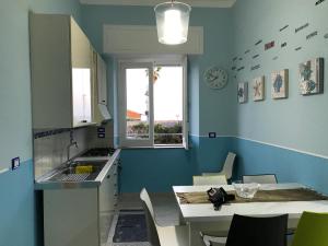 A kitchen or kitchenette at Villa glory Mare