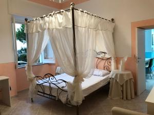 A bed or beds in a room at Villa glory Mare