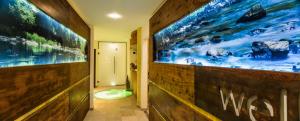 un corridoio con un grande dipinto sul muro di Hotel Brimer a Grundhof