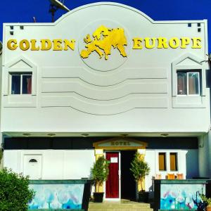 ダハブにあるGolden Europe Hotelの金色のフッ化物の看板のある建物
