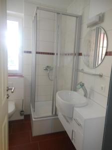 a bathroom with a shower and a sink at Ferienwohnung Waren (Müritz) - Haus Buchen am Tiefwarensee - 3 Zi in Waren