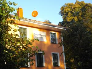 een gebouw met een bord aan de zijkant bij Ferienwohnung Waren (Müritz) - Haus Buchen am Tiefwarensee - 3 Zi in Waren