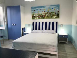 A bed or beds in a room at Villa glory Mare