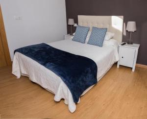 Кровать или кровати в номере Apartamentos LLANES & GOLF