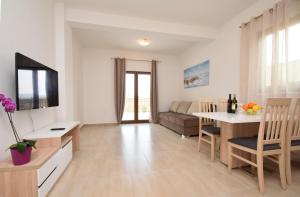 Μια τηλεόραση ή/και κέντρο ψυχαγωγίας στο Apartments Paklenica