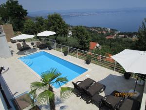 Bazén v ubytovaní Villa Suzy-Apartments Suzana alebo v jeho blízkosti