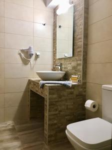 Kúpeľňa v ubytovaní Platanos Rooms + 37 fotografií
