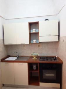 Η κουζίνα ή μικρή κουζίνα στο A casa du zù Totò +7 φωτογραφίες