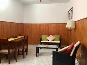 - un salon avec une table, des chaises et un canapé dans l'établissement Tazacorte Puerto, à Casa Nueva