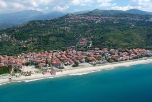 z góry widok na plażę z domkami w obiekcie Eleatica Holiday Apartment w mieście Ascea