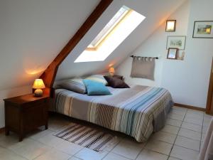 a bedroom with a bed and a skylight at Villa Boréas in Wissant