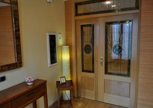 Zimmer mit einer Tür mit Buntglasfenstern in der Unterkunft Hostal Puerta del Valle in Valladolid