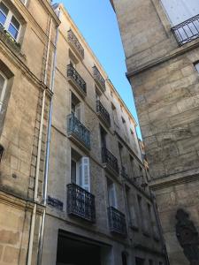 ein Gebäude mit Balkon auf der Seite in der Unterkunft Le triangle d or in Bordeaux