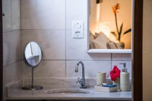 A bathroom at Planeta Banana Paraty