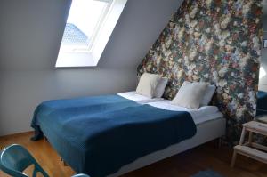 a bedroom with a bed with a floral wall at MB Apartments in Bergen