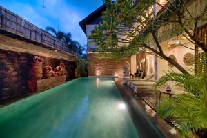 a swimming pool in the middle of a house at Natya Hotel Gili Trawangan in Gili Trawangan