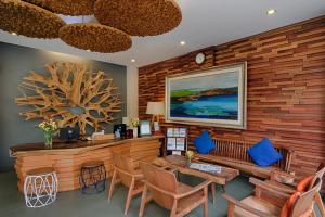 Habitación con pared de madera, mesa y sillas. en Natya Hotel Gili Trawangan, en Gili Trawangan