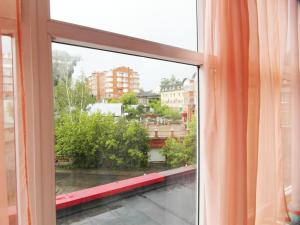 トムスクにあるКварт отель Надежда Базарный 12の市街の景色を望む窓