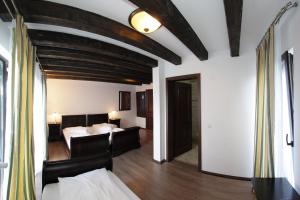 1 dormitorio con 2 camas en una habitación en Pensiunea Rafael en Păltiniş