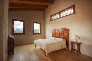 um quarto com uma cama grande e 2 janelas em Agriturismo Cignale em Penne