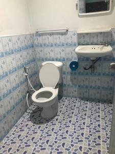 象島的住宿－藍天度假酒店，一间带卫生间和水槽的浴室