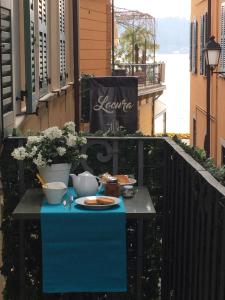 una mesa con un plato de comida en el balcón en Appartamenti al Golfo, en Saló