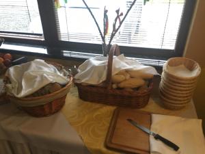 drei Körbe Kartoffeln auf einem Tisch mit Fenster in der Unterkunft Rezort u Bobiho in Nový Tekov