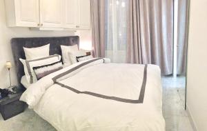 Giường trong phòng chung tại Monte-Carlo